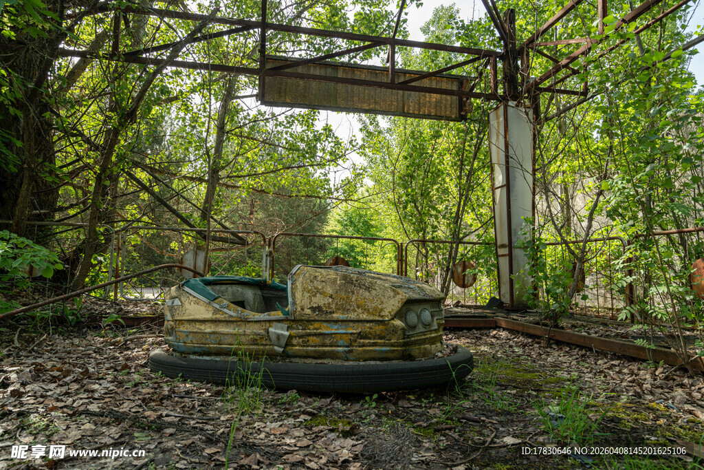 废弃游乐园中的陈旧设施