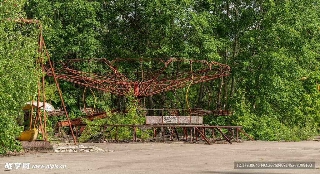 户外绿植环绕的休闲角落