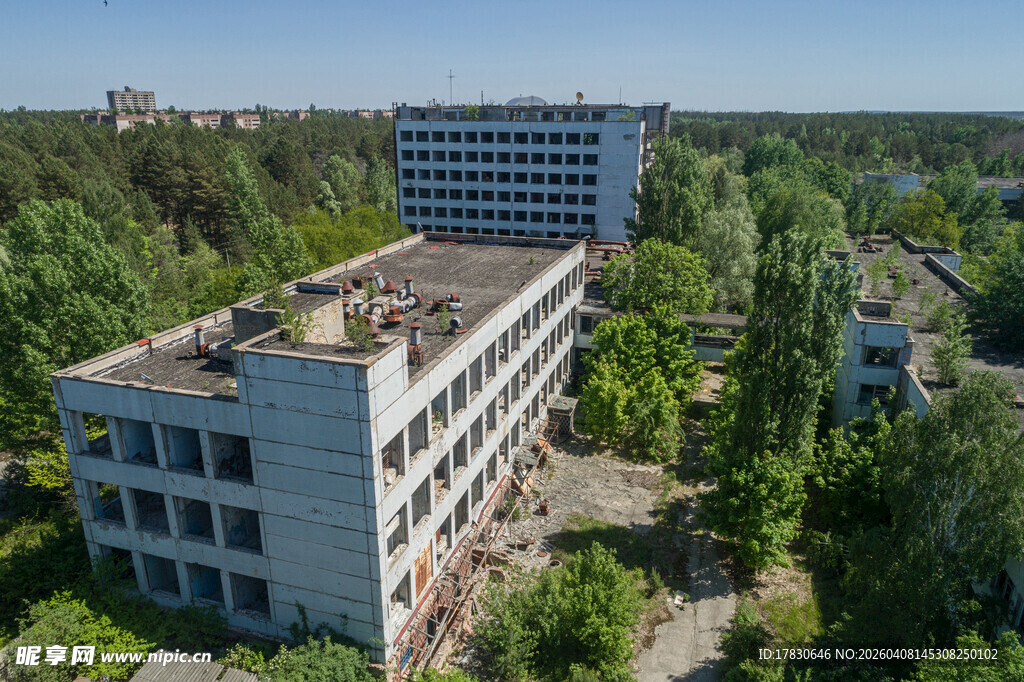 废弃建筑群绿植环绕景象