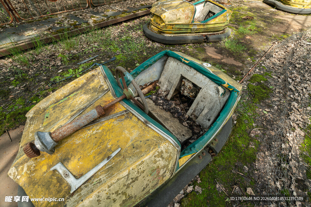 废弃船只静置于荒野之中
