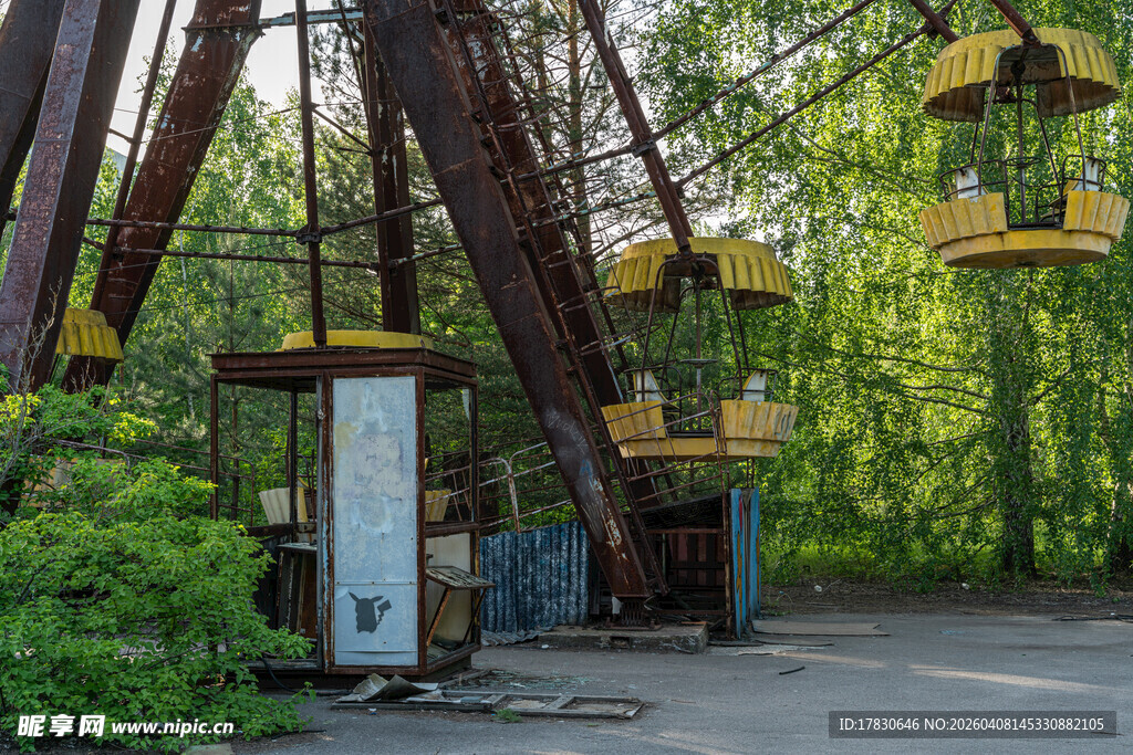 废弃游乐园的陈旧摩天轮