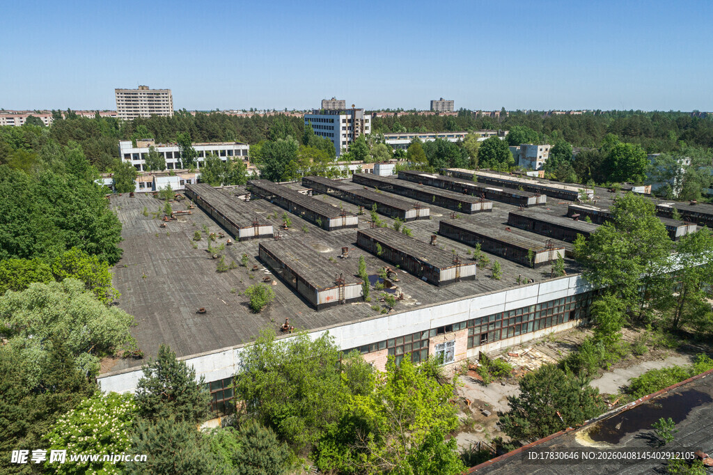 俯瞰城郊工厂建筑群