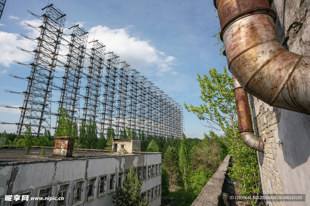 废弃建筑旁的金属结构