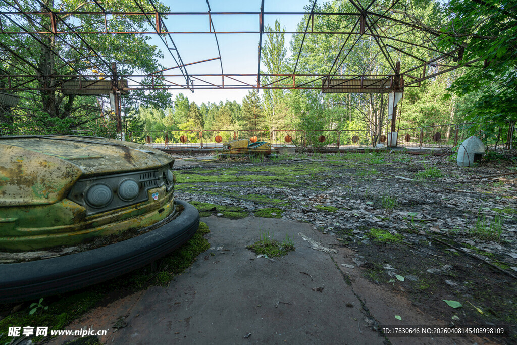 废弃游乐场的斑驳旧时光