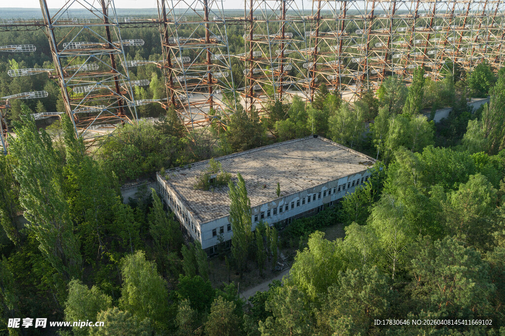 被绿植环绕的废弃建筑