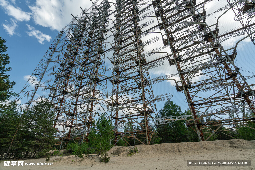 巨型金属结构建筑景观
