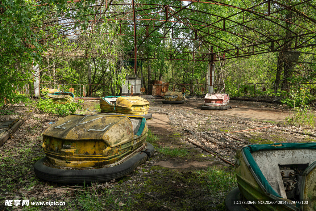 废弃游乐园的破旧碰碰车