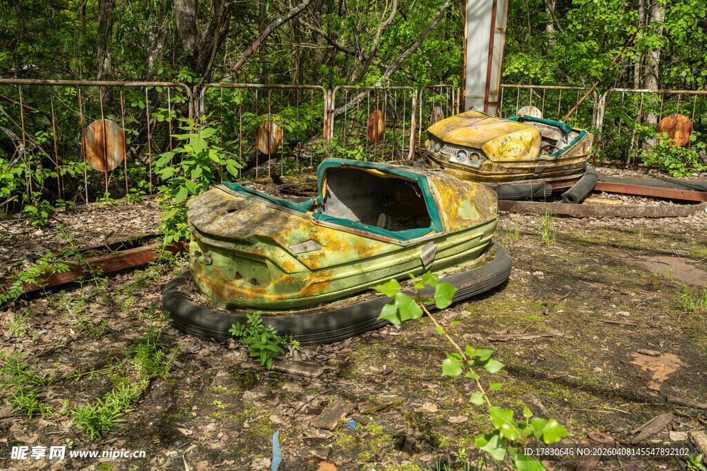 废弃林间的破旧碰碰车