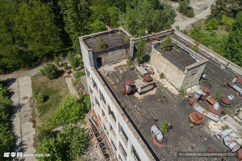 废弃建筑屋顶景象