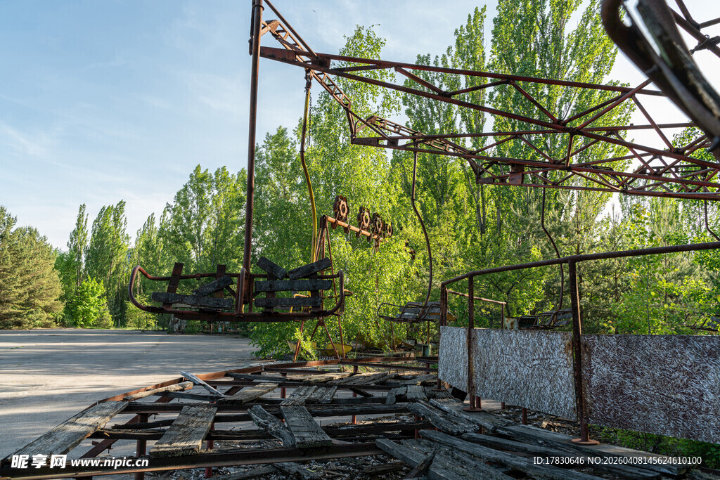 废弃游乐园的残破设施