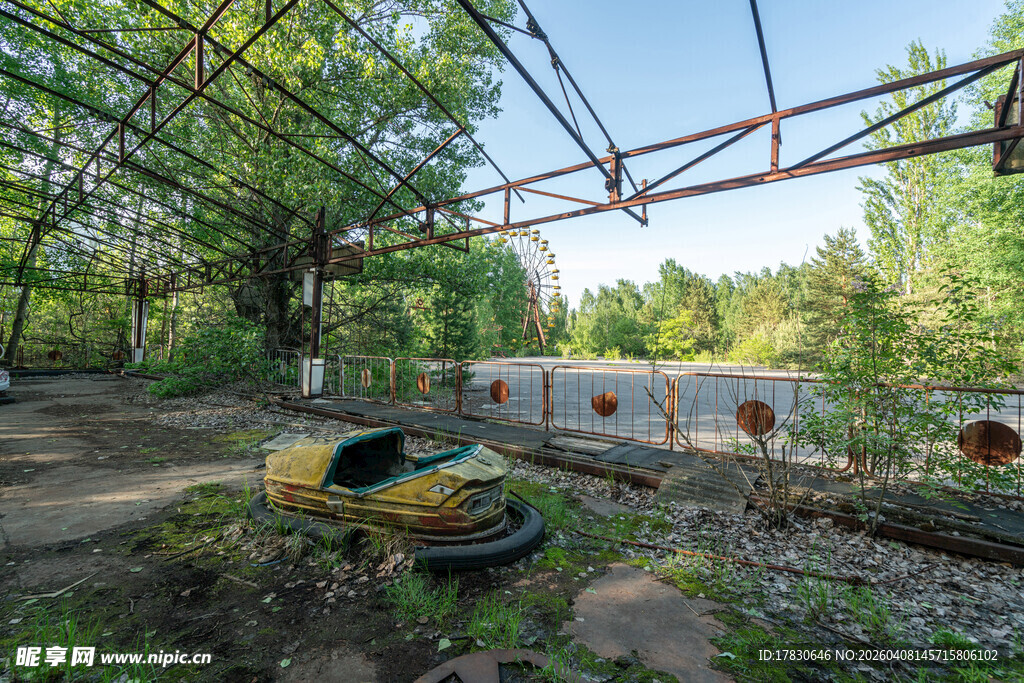 废弃铁轨旁的破旧汽车