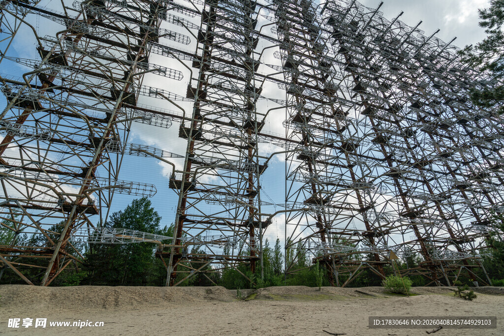 巨大金属构架结构景观