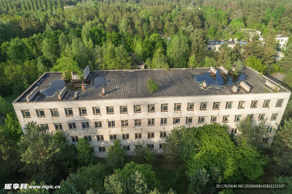 森林中的多层建筑