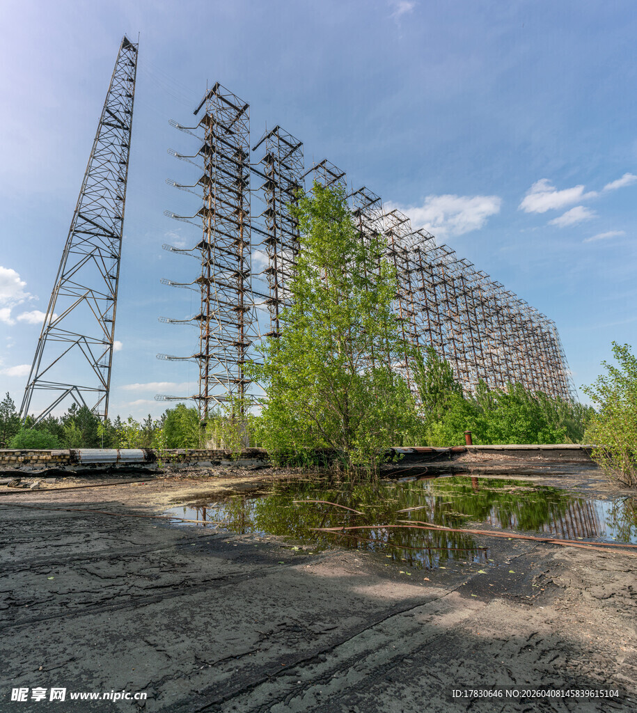 废弃雷达设施自然环绕