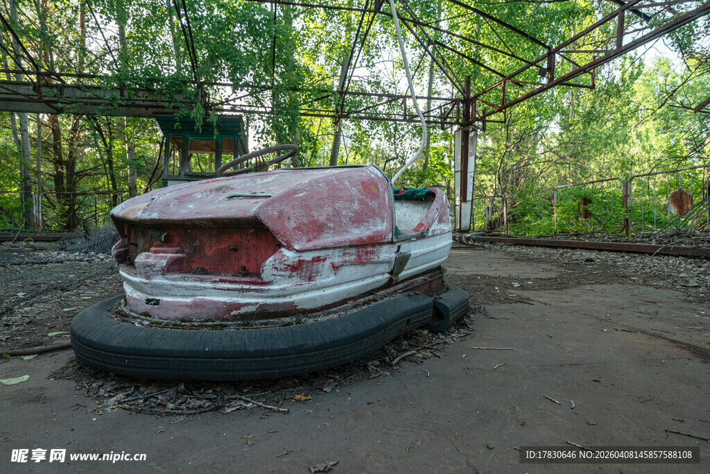 废弃游乐场中的破旧碰碰车