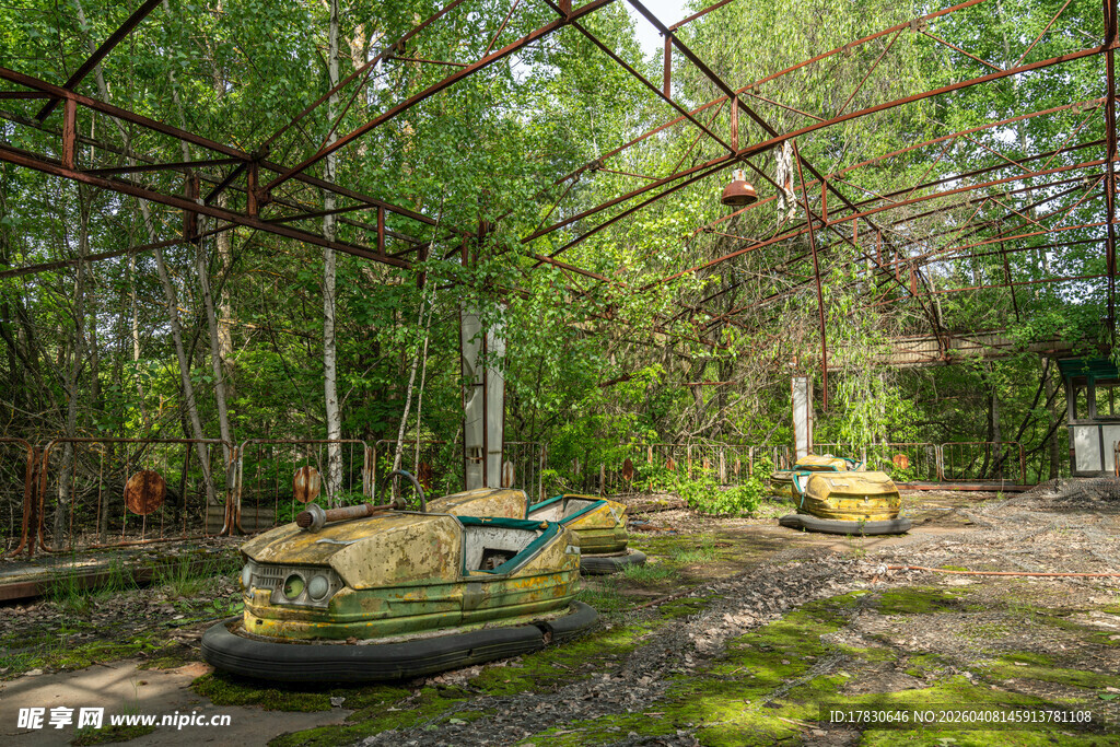 废弃游乐场中的破旧设施