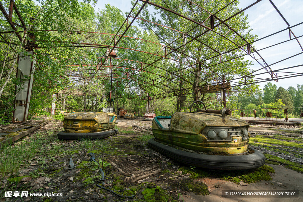 废弃游乐园中的老旧碰碰车