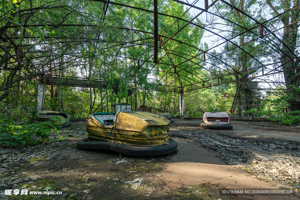废弃游乐场中的老旧碰碰车
