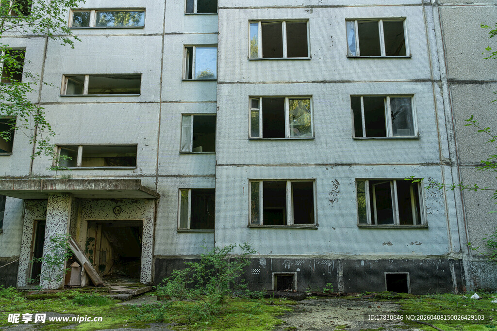 废弃多层楼房尽显荒芜