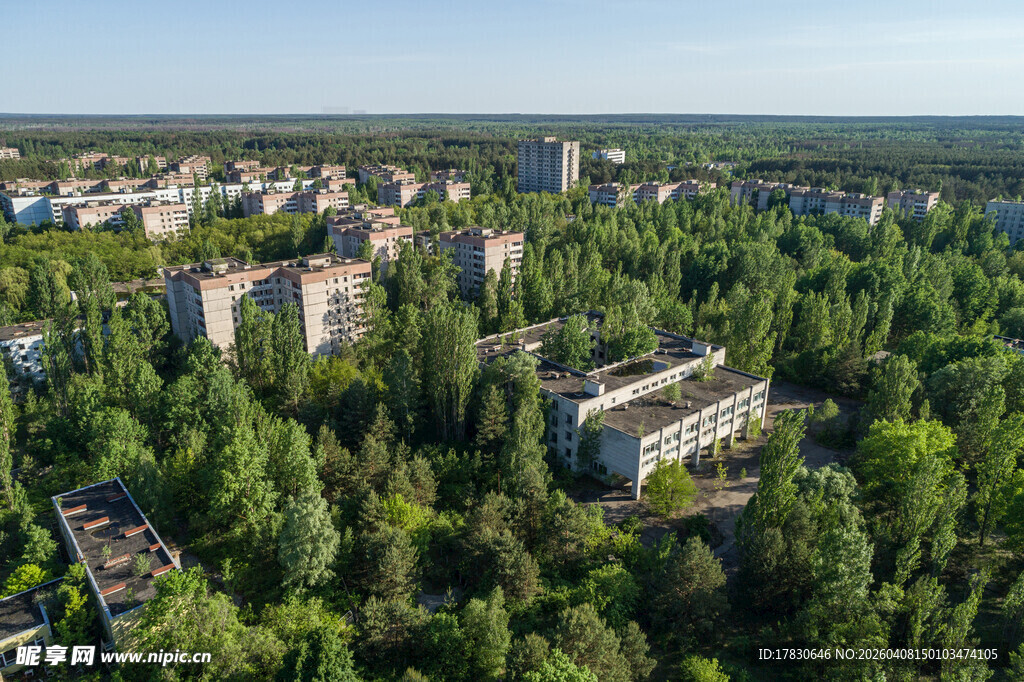 绿树环绕的城市住宅区