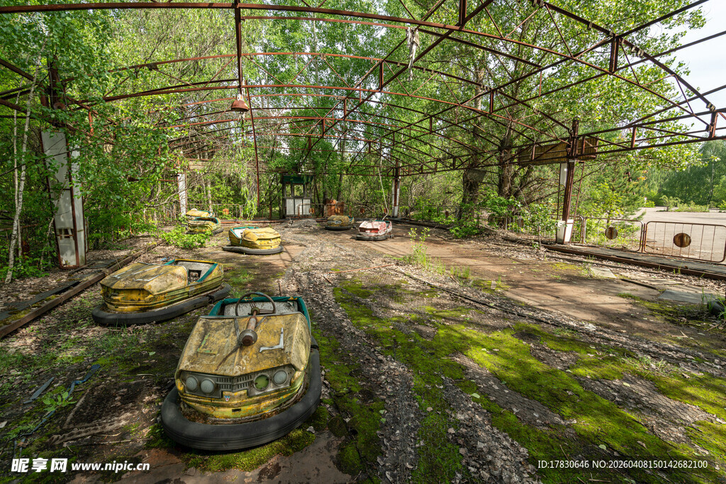 废弃林间的破旧机器