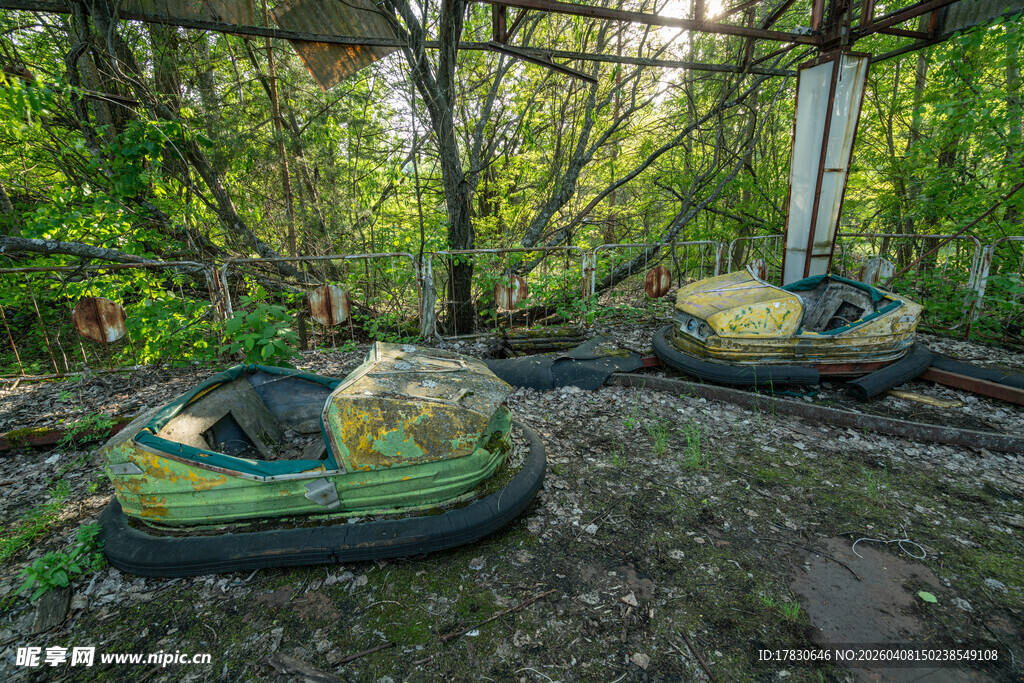 废弃游乐园的破旧碰碰车