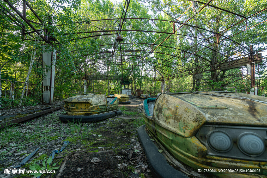废弃游乐园中的陈旧设施