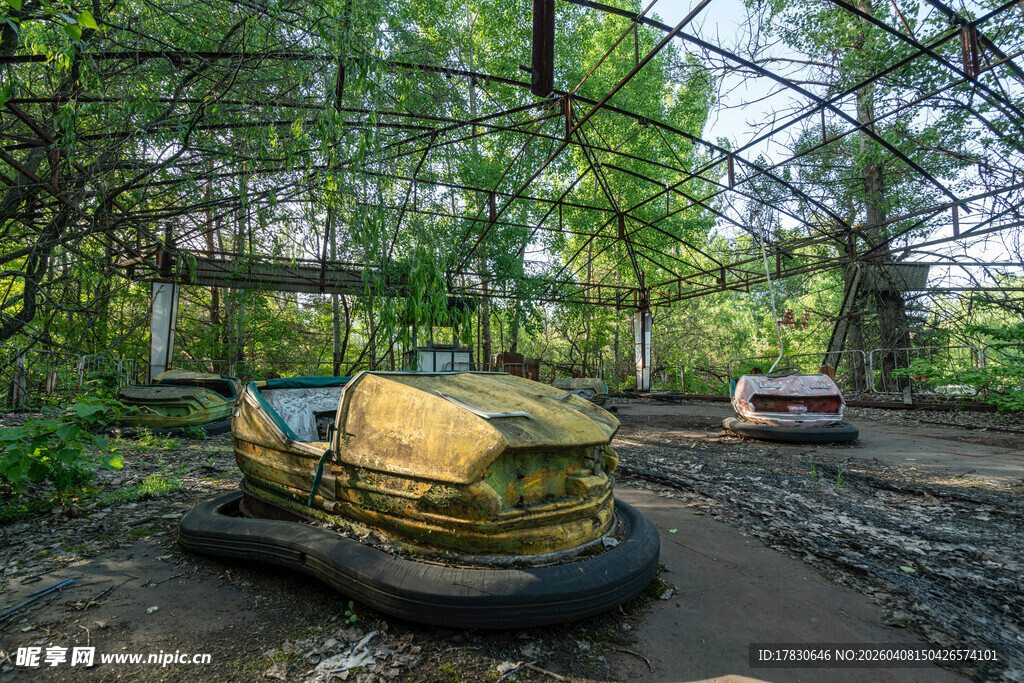废弃游乐场中的破旧碰碰车