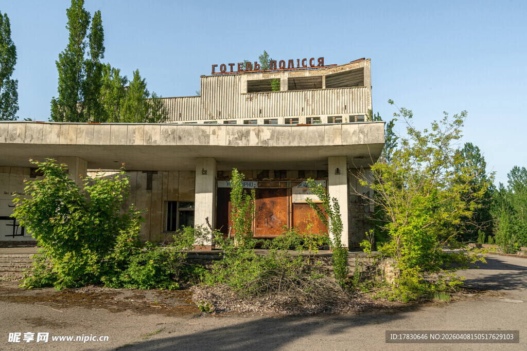 废弃建筑尽显荒芜景象