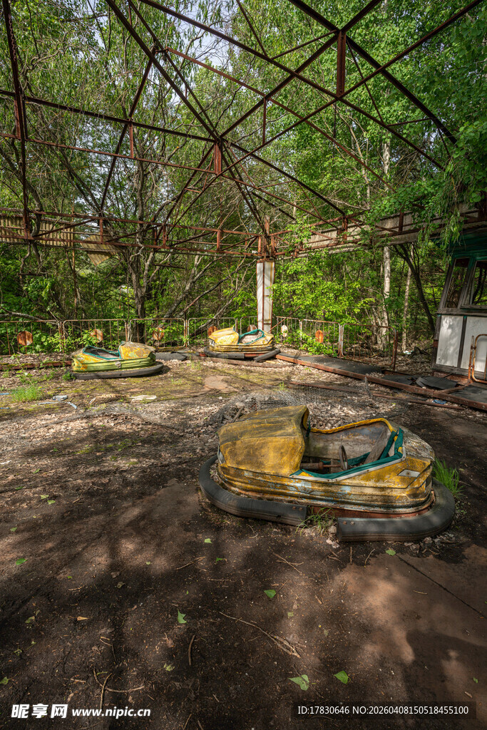 林间废弃游乐设施场景