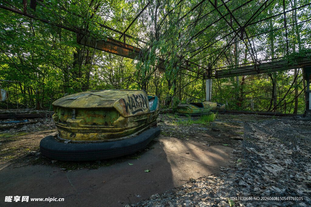废弃丛林中的老旧履带车