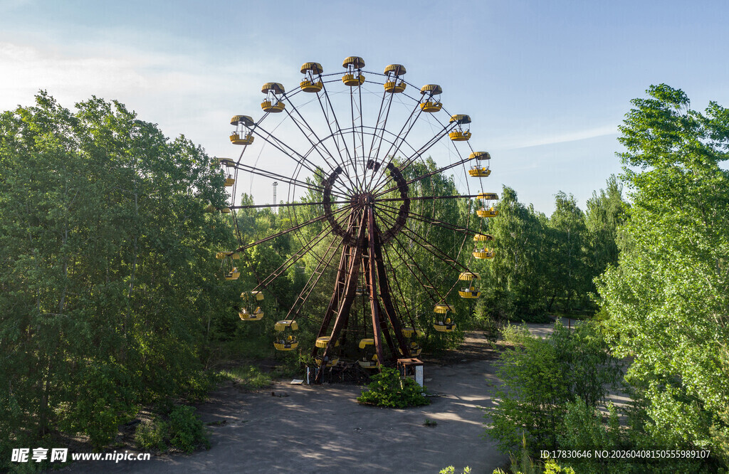 废弃游乐园中的孤独摩天轮