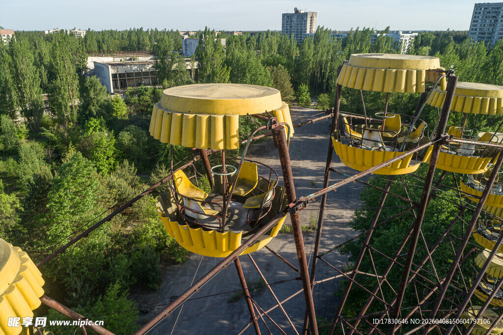 游乐园中的黄色空中观景设施