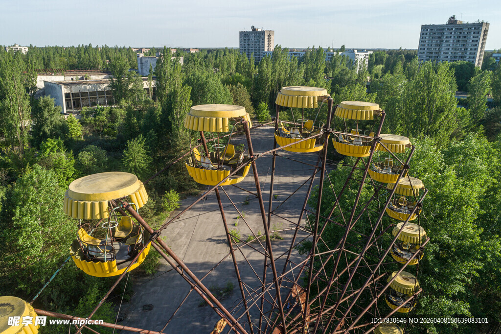 游乐园中的黄色旋转设施