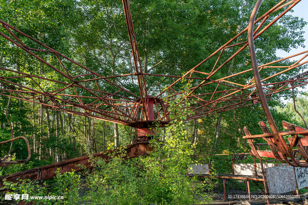 废弃游乐园中的老旧旋转设施