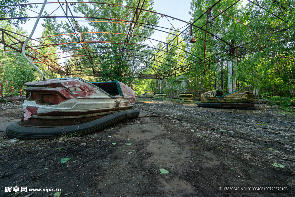 游乐园中的复古碰碰车