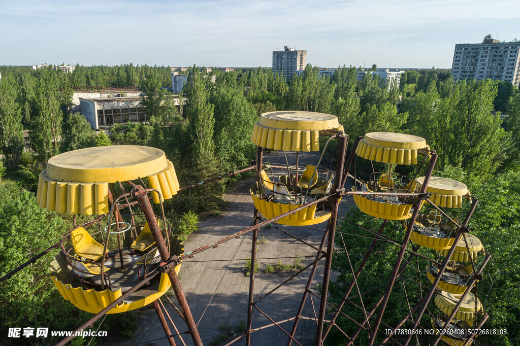 游乐园中的旋转飞椅设施