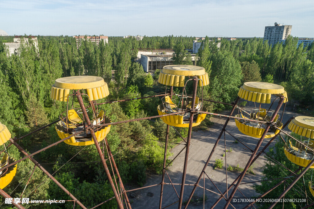 游乐园中的黄色缆车景观