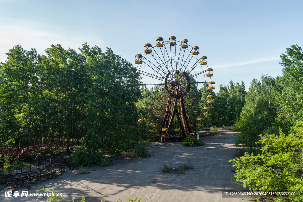 废弃游乐园中的孤独摩天轮