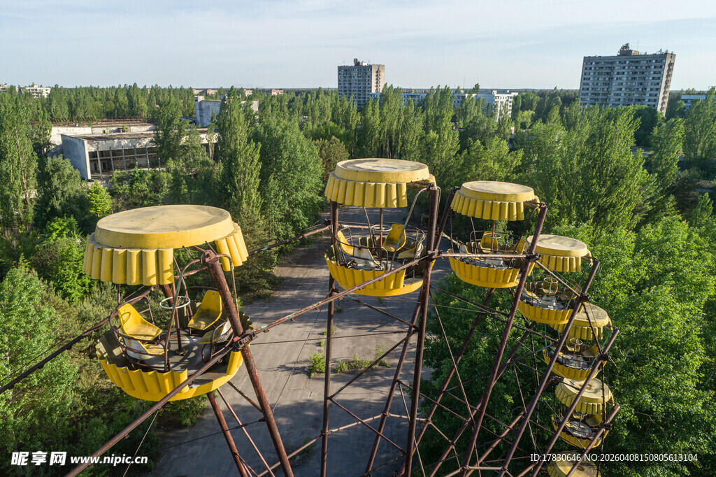 废弃游乐园中的黄色游乐设施