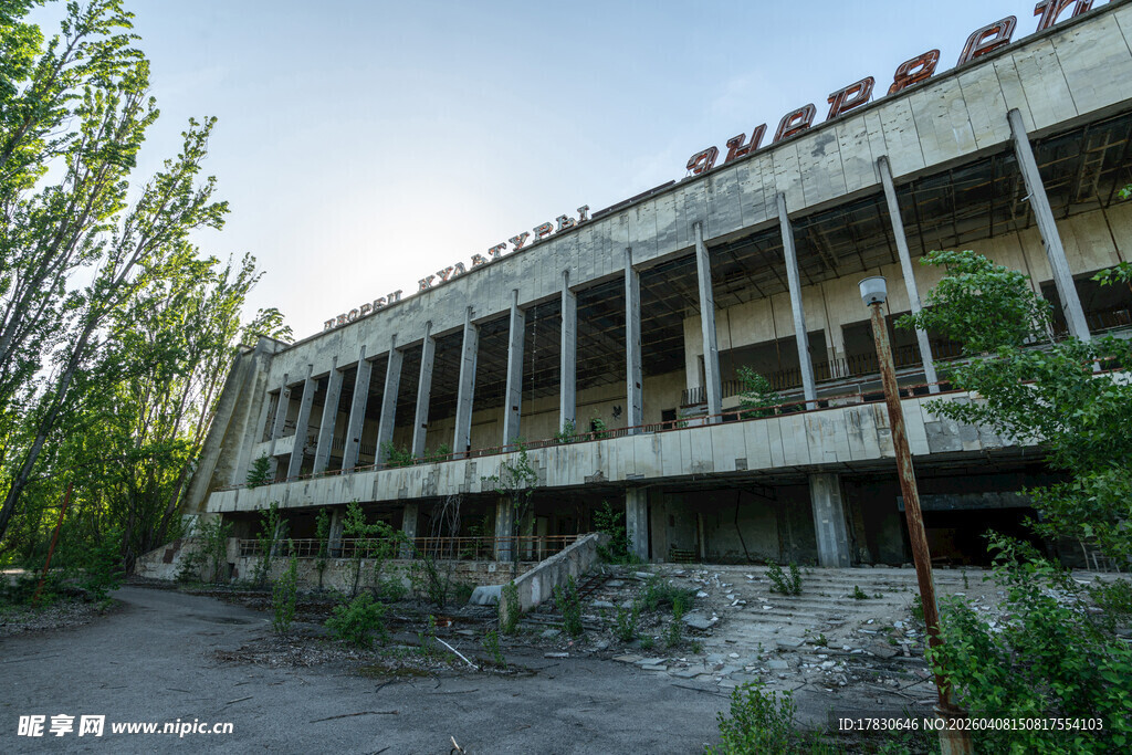 废弃建筑的荒芜景象