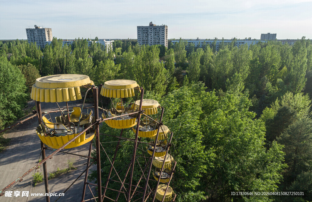 废弃游乐场中的黄色设施