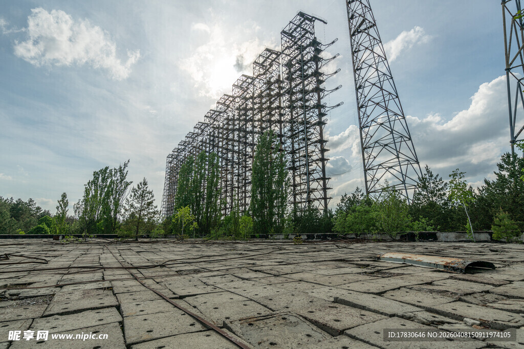 废弃铁塔与空旷地面场景