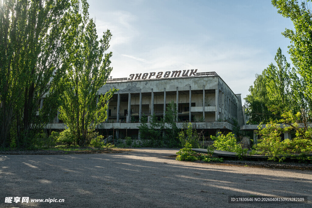 绿树环绕的多层建筑