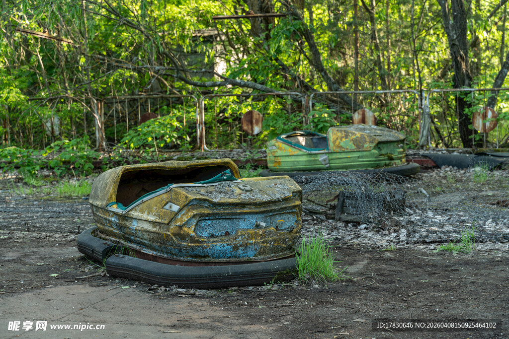 废弃游乐场设施岁月痕迹
