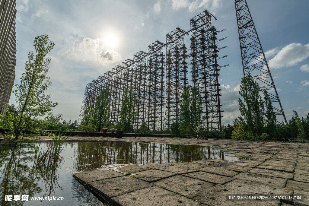 废弃建筑旁的静谧水域