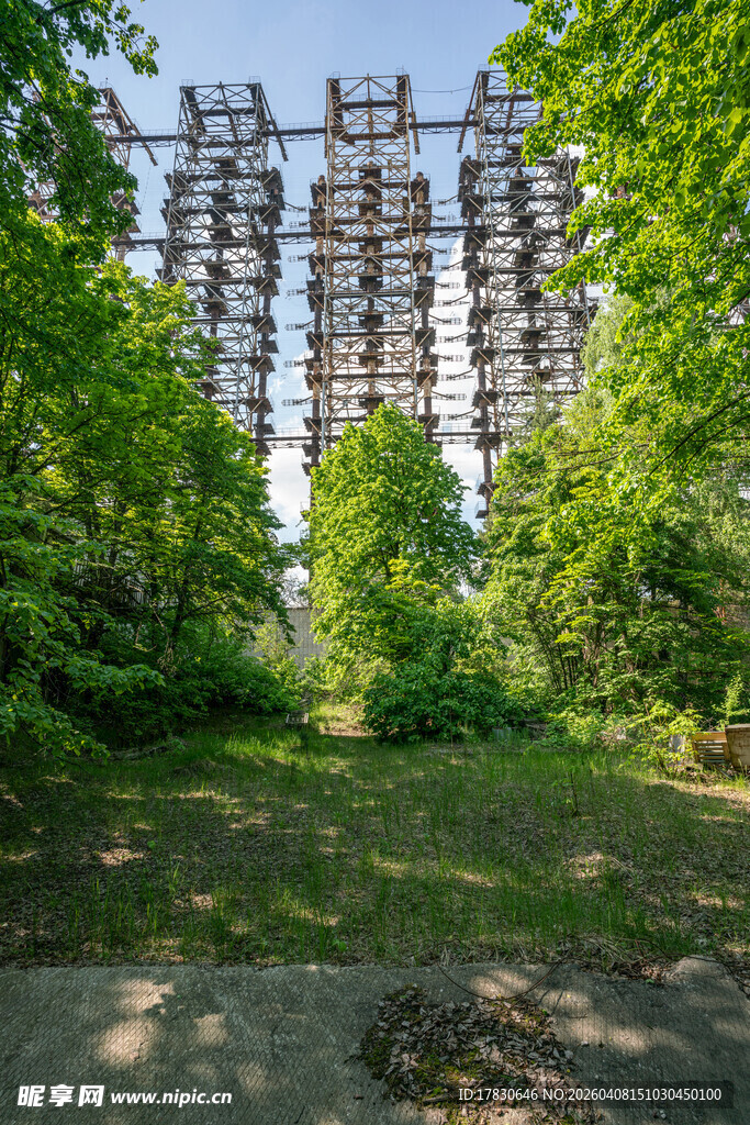 森林中的废弃宏伟建筑