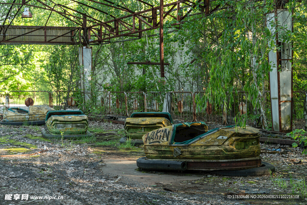 废弃游乐园中的破旧设施