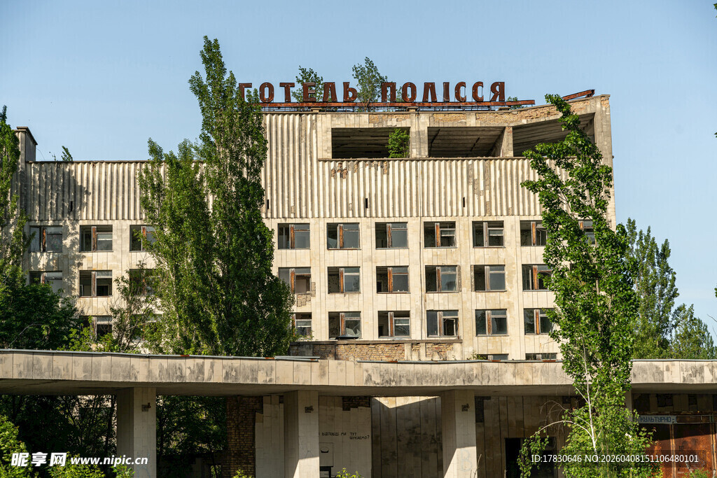 废弃建筑前的葱郁树木