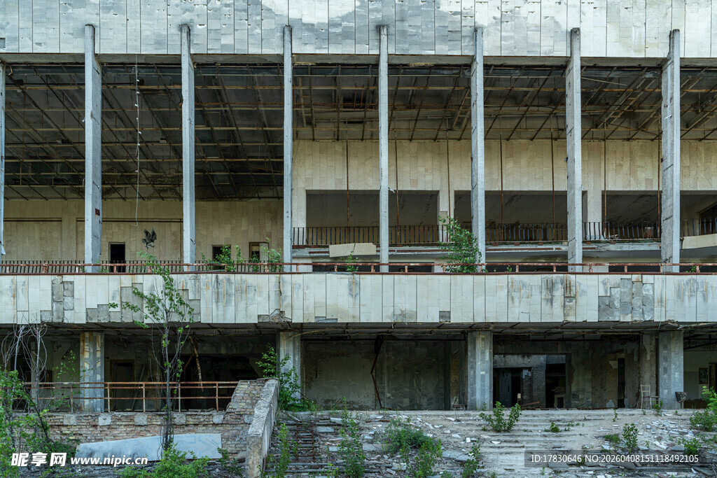 废弃建筑的破败景象